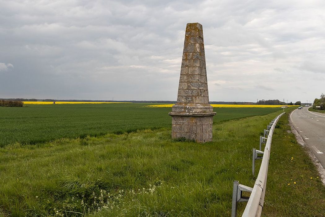 Obélisque : Vue générale du monument dans son environnement