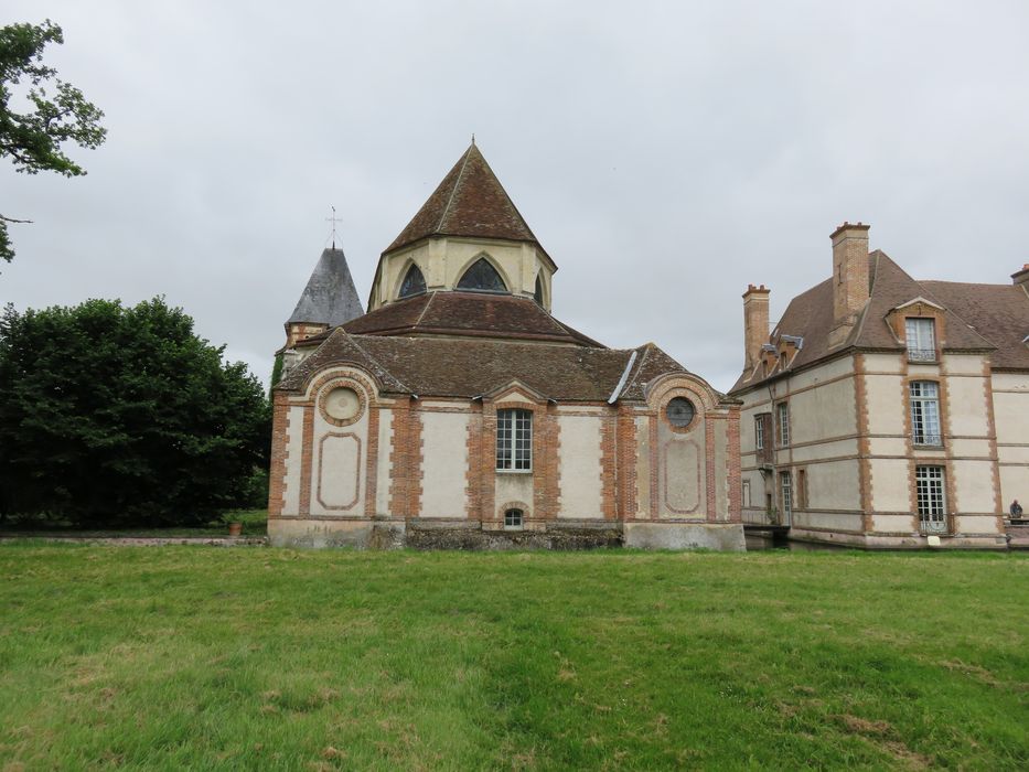 Château : Chapelle,, vue générale du chevet (orienté au sud)