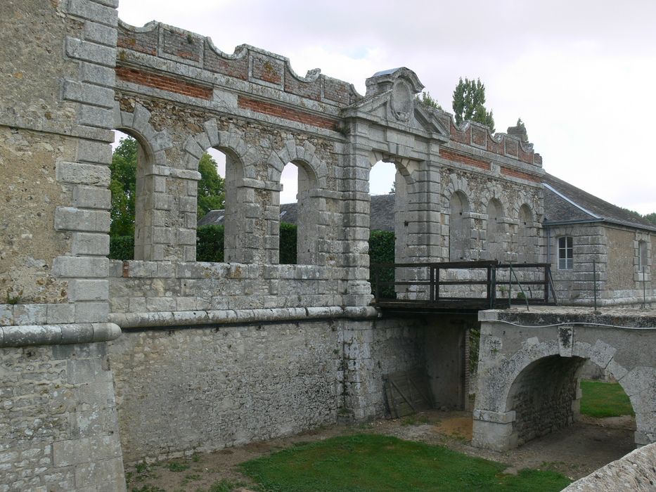 Restes de l'ancien château de Mémillon : Ensemble sud, vue partielle