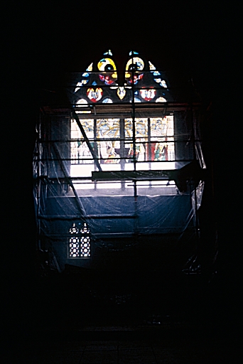 Verrière de la chapelle Jacques Coeur (baie 25) : Vue d'ensemble, quatre lancettes : l'Annonciation au centre, saint Jacques et sainte Catherine de part et d'autre.