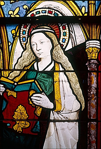 Verrière de la chapelle Jacques Coeur (baie 25) : Troisième lancette : la Vierge Marie tenant un livre.