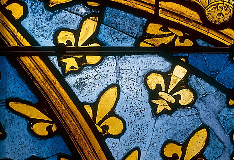 Verrière de la chapelle Jacques Coeur (baie 25) : Troisième lancette : voûte fleurdelysée.