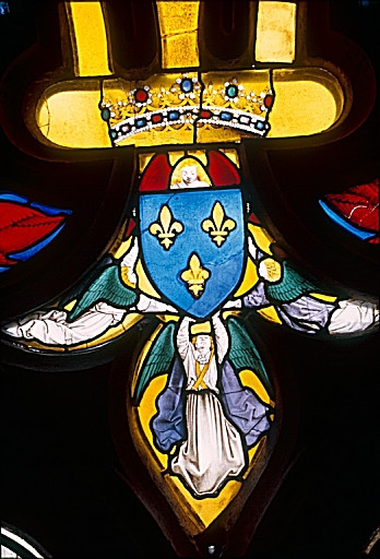 Verrière de la chapelle Jacques Coeur (baie 25) : Tympan, ajour : des anges tenant l'écu armorié de la France.