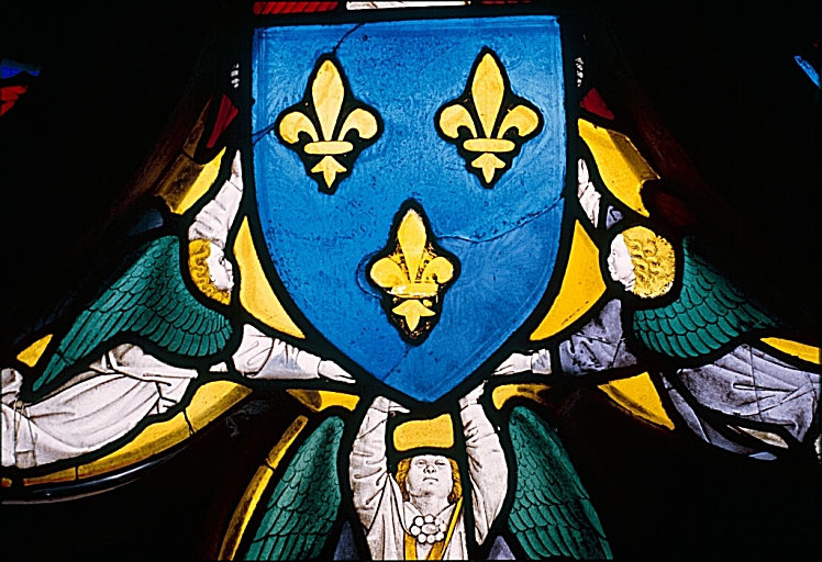 Verrière de la chapelle Jacques Coeur (baie 25) : Tympan, ajour : des anges tenant l'écu armorié de la France (détail).