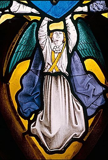 Verrière de la chapelle Jacques Coeur (baie 25) : Tympan, ajour : des anges tenant l'écu armorié de la France, détail de l'ange du bas.