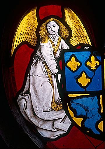 Verrière de la chapelle Jacques Coeur (baie 25) : Tympan, ajour en forme de choeur : deux anges tenant l'écu armorié du Dauphiné, détail de l'ange de gauche.