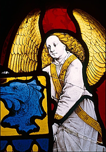 Verrière de la chapelle Jacques Coeur (baie 25) : Tympan, ajour en forme de choeur : deux anges tenant l'écu armorié du Dauphiné, détail de l'ange de droite.