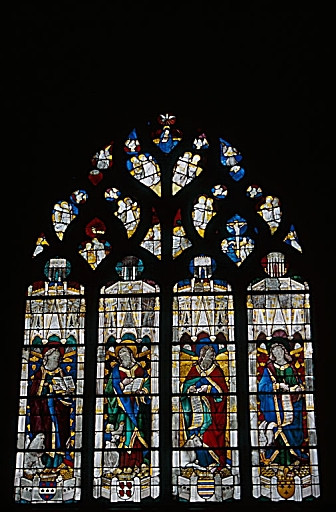 Verrière de la chapelle de Pierre Fradet (baie 37) : Vue d'ensemble, les Evangélistes debout dans une niche avec leur symbole à leurs pieds.