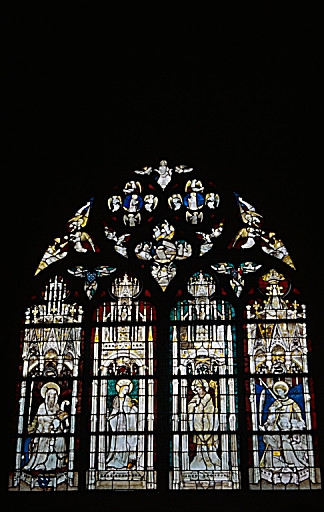 Verrière de la chapelle de Simon Aligret (baie 30) : Vue d'ensemble, 4 lancettes de gauche à droite : Simon Aligret et ses deux neveux présentés par saint Simon, sainte Catherine, saint Hilaire, membres de la famille Aligret présentés par saint Georges.