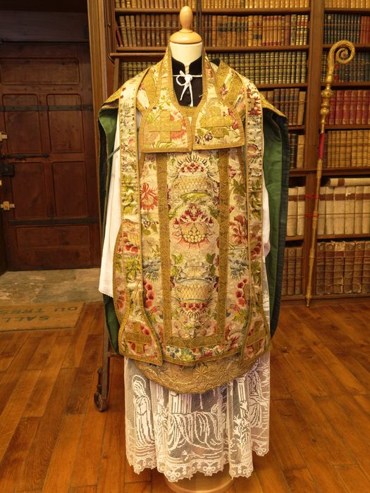 Chasuble, étole et manipule : vue générale de face - © conservation régionale des Monuments historiques Bourgogne-Franche-Comté