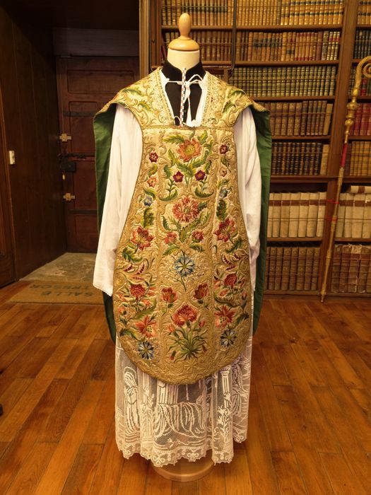 Chasuble, voile de calice, bourse de corporal