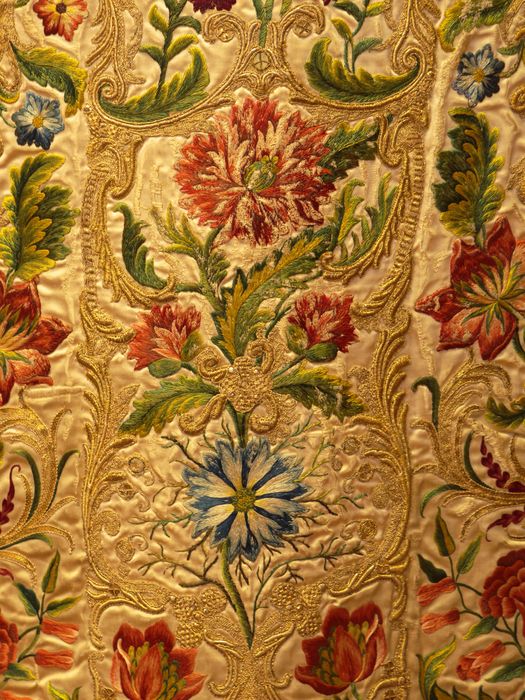 Chasuble : détail des broderies de la face