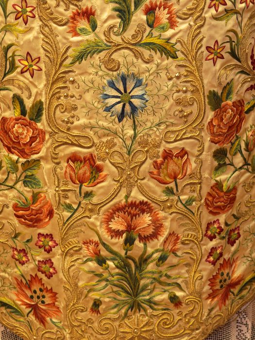 Chasuble : détail des broderies du dos