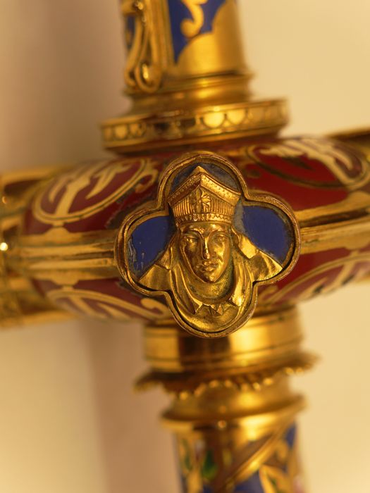 Crosse : détail d'un saint évêque sur le noeud