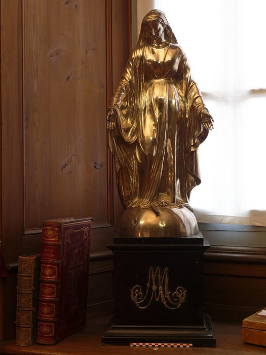 Statuette : vue générale de face avec le socle - © conservation régionale des Monuments historiques Bourgogne-Franche-Comté