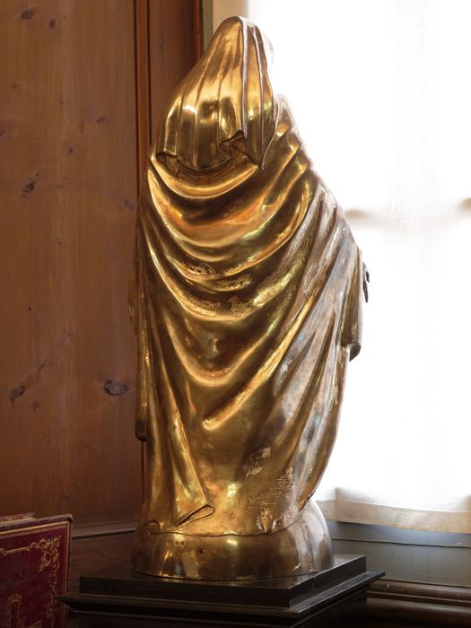 Statuette : vue de dos de la Vierge