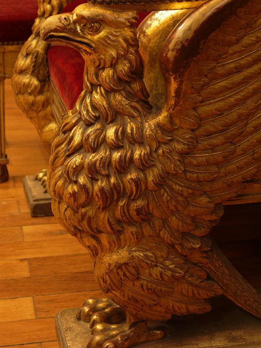 Trône épiscopal : vue latérale d'un aigle