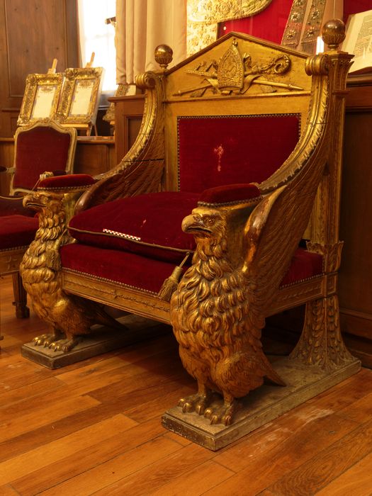 Trône épiscopal : vue de trois quarts senestre