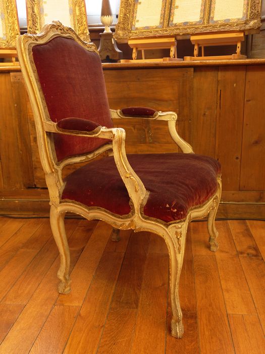 Fauteuil : vue latérale dextre - © conservation régionale des Monuments historiques Bourgogne-Franche-Comté