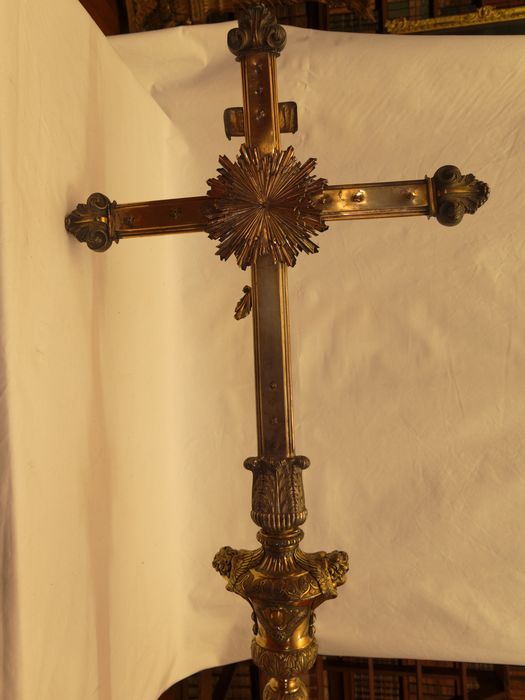 Croix de procession : vue de dos de la croix