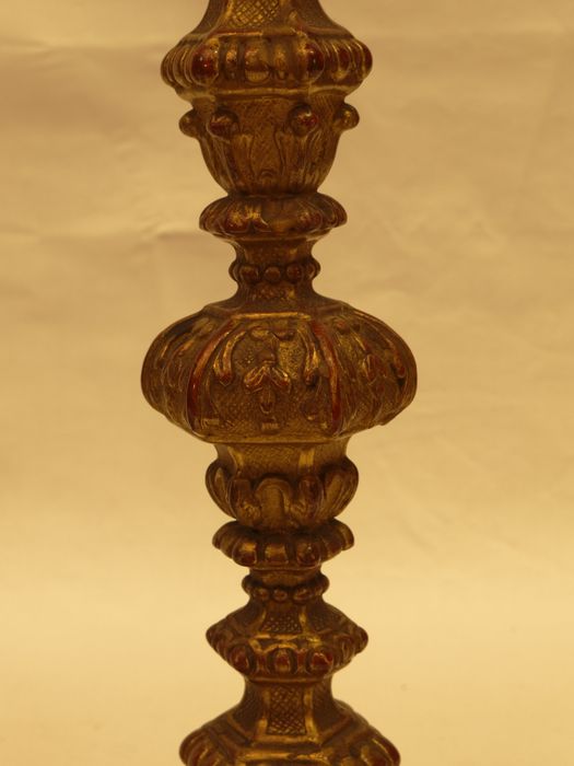 Chandeliers d'autel : vue partielle du fût
