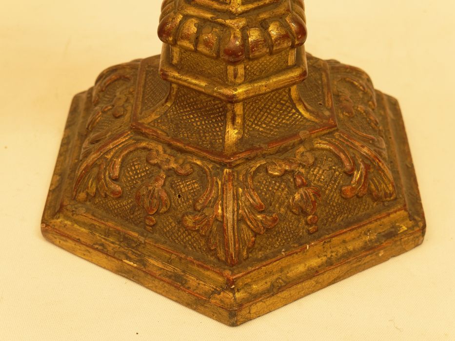 Chandeliers d'autel : vue partielle du pied
