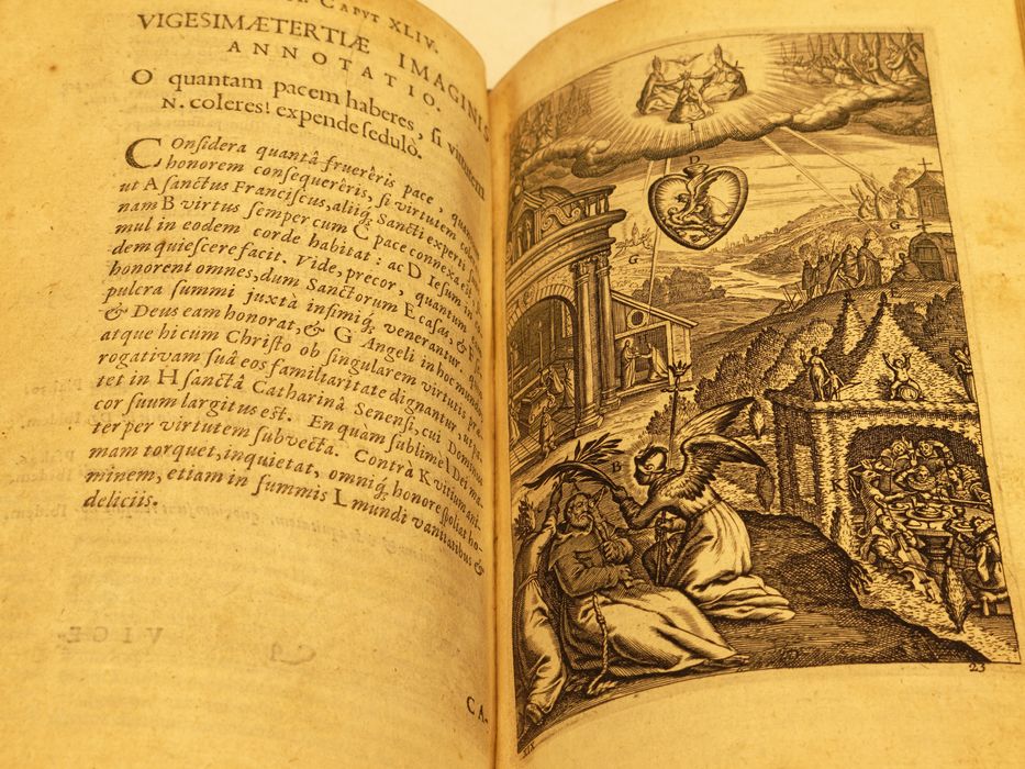 Livre : vue partielle de deux pages dont une avec gravure