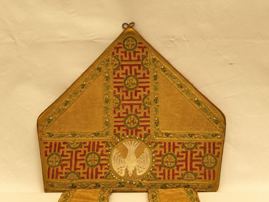 Mitre : vue partielle de la mitre - © conservation régionale des Monuments historiques Bourgogne-Franche-Comté