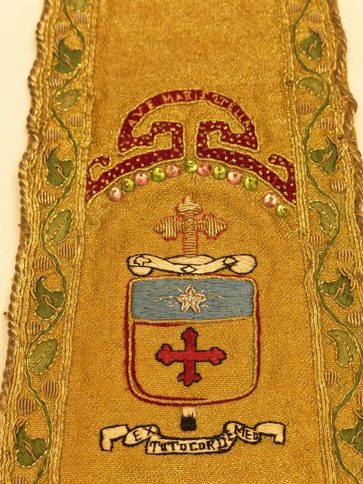 Mitre : détail des armoiries sur les fanons - © conservation régionale des Monuments historiques Bourgogne-Franche-Comté