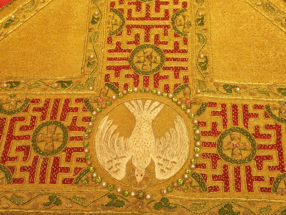 Mitre : détail des broderies sur la mitre - © conservation régionale des Monuments historiques Bourgogne-Franche-Comté