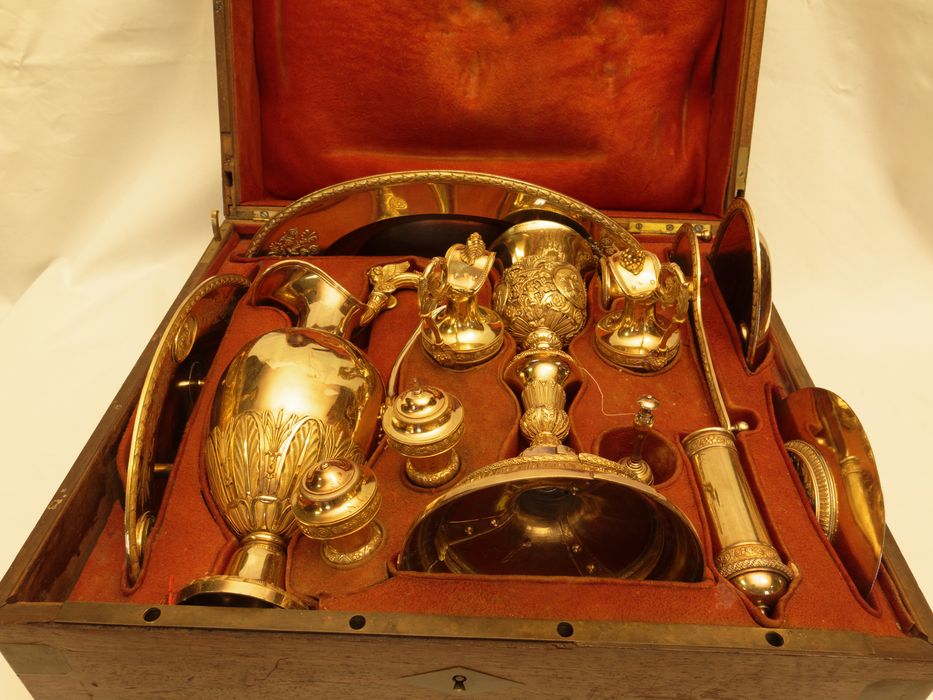 Chapelle : vue générale des objets de la chapelle dans la caisse