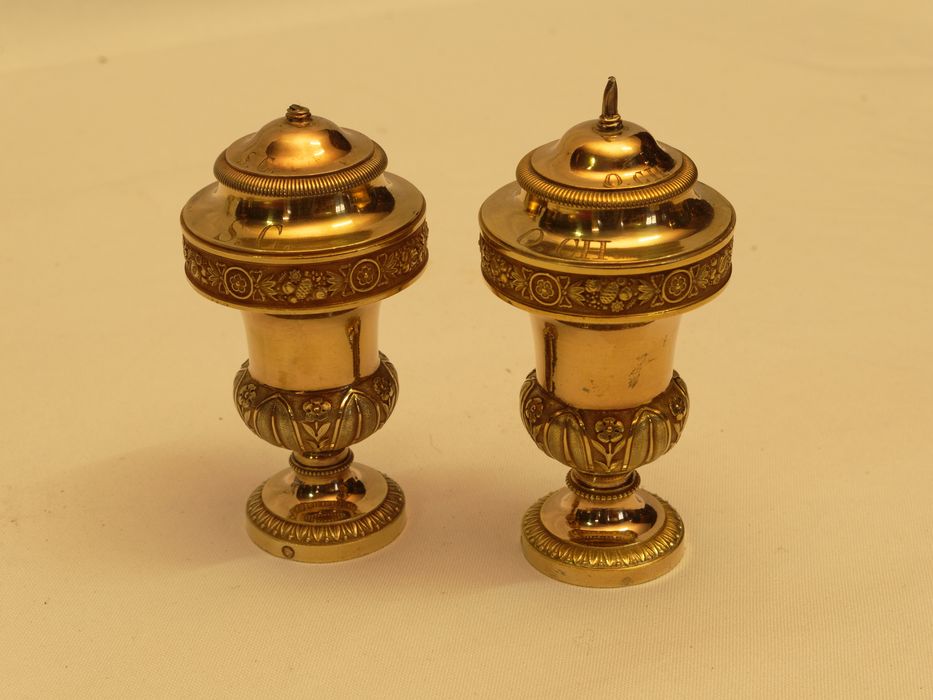 Chapelle : vue générale de deux ampoules aux saintes huiles