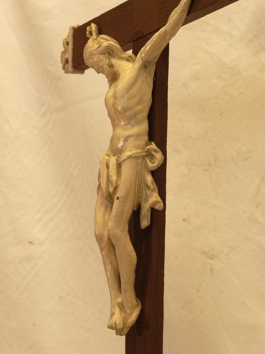 Croix : vue latérale du Christ