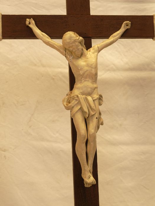 Croix : vue de face du Christ
