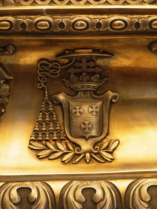 Bras-reliquaire : détail des armoiries du Cardinal Mathieu sur le socle
