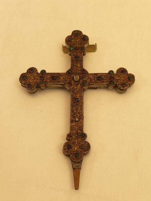 Croix-reliquaire : vue générale du revers - © conservation régionale des Monuments historiques Bourgogne-Franche-Comté