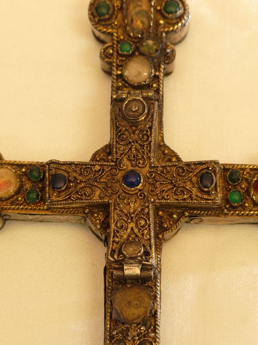 Croix-reliquaire : détail de la croisette - © conservation régionale des Monuments historiques Bourgogne-Franche-Comté