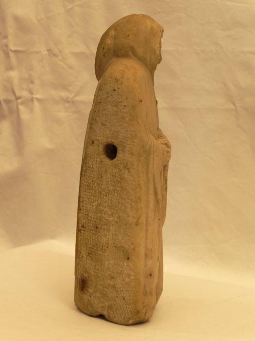 Statuette : vue latérale dextre