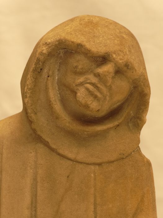 Statuette : vue partielle en buste
