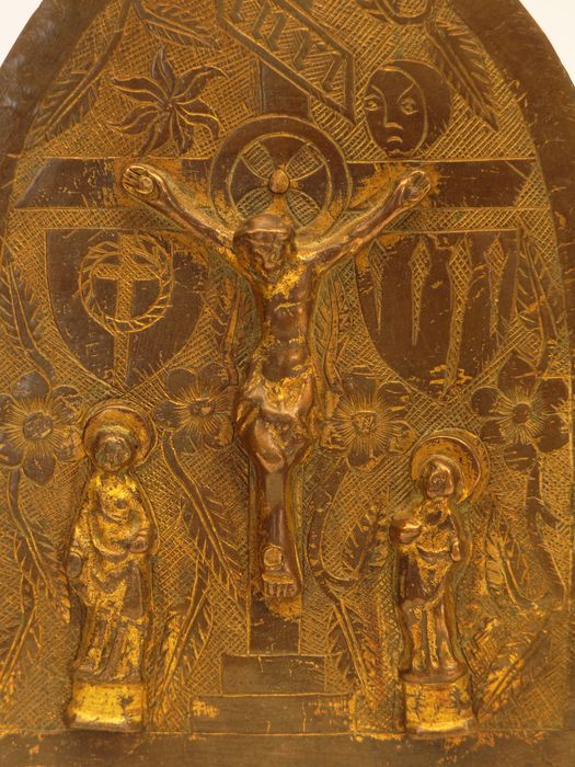 Baiser de paix : vue rapprochée sur la scène - © conservation régionale des Monuments historiques Bourgogne-Franche-Comté