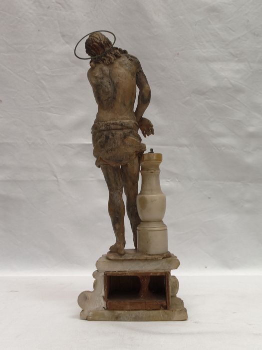 Statuette : vue de dos