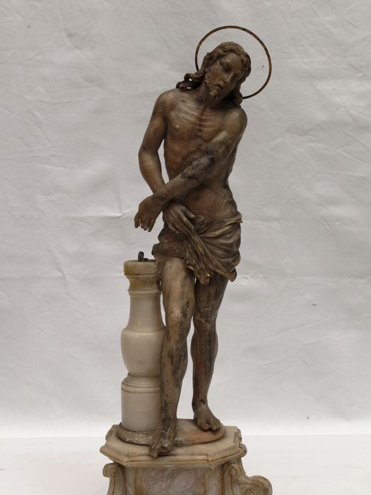 Statuette : vue du Christ en pied