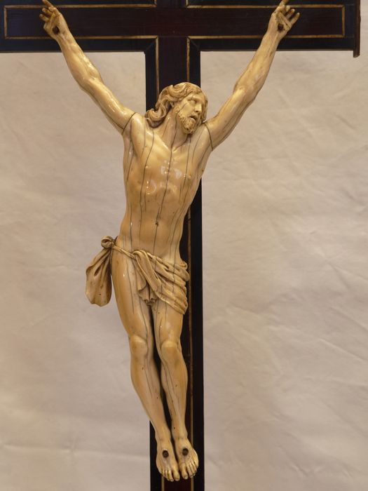 Croix : vue partielle du Christ en pied