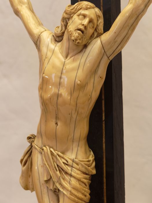 Croix : vue partielle du Christ à mi-corps
