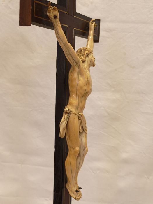 Croix : vue latérale dextre du Christ