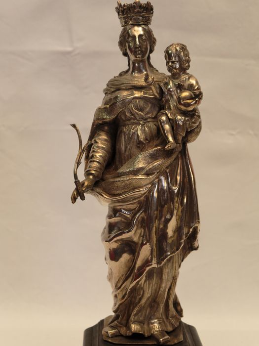 Statuette : vue de face de la Vierge