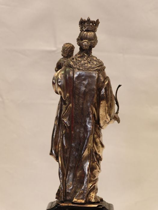 Statuette : vue de dos de la Vierge