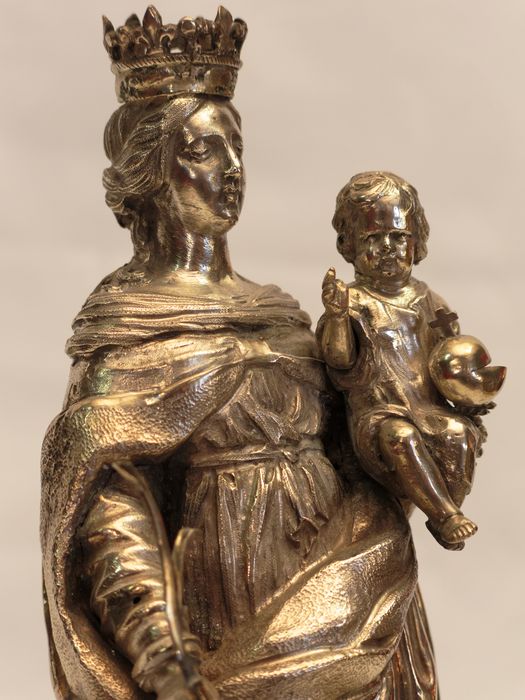 Statuette : vue de la Vierge à mi-corps