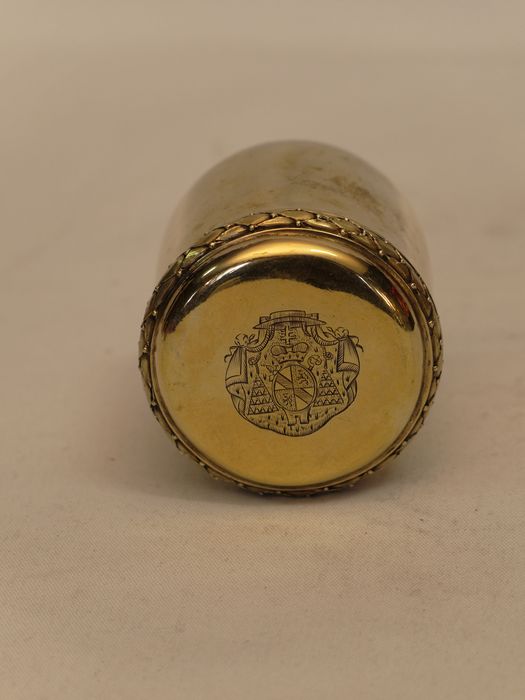 Pot : détail du blason sur le couvercle
