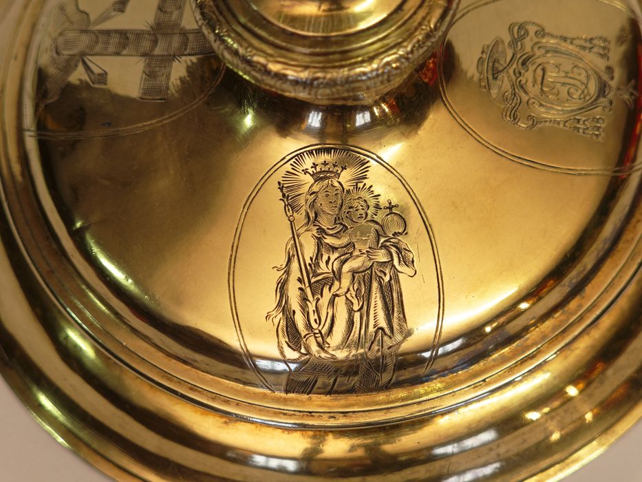 Calice : détail de la Vierge à l'Enfant sur le pied